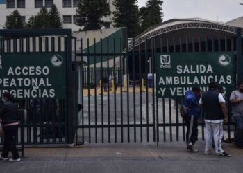 NAUCALPAN, ESTADO DE MÉXICO, 04JULIO2020.- Médicos del Hospital de Traumatología Lomas Verdes del IMSS, han demandado la falta de material y protocolos para atender a pacientes con covid-19. Este sábado las actividades del hospital continúan de forma normal después de que ayer se registrará un bloqueo por personal de salud exigiendo dichas demandas.
FOTO: MARIO JASSO /CUARTOSCURO.COM