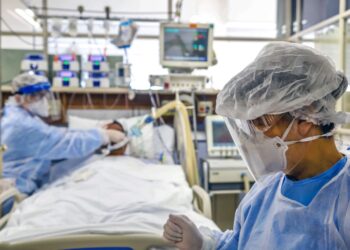 A patient infected with the novel coronavirus COVID-19 receives treatment at the Intensive Care Unit of the Hospital de Clinicas, in Porto Alegre, Brazil, on April 15, 2020. - With Brazilians increasingly ignoring health officials' warnings to stay home -- encouraged by their far-right president Jair Bolsonaro, who has condemned the "hysteria" over the virus -- predictions for how the pandemic will play out in the hardest-hit country in Latin America are getting dire. (Photo by Silvio AVILA / AFP)