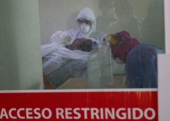 (200815) -- ATIZAPAN, 15 agosto, 2020 (Xinhua) -- Enrique (i-frente), de 55 años de edad, porta una mascarilla previo a ser dado de alta luego permanecer intubado por 45 días debido a la enfermedad causada por el nuevo coronavirus (COVID-19) en el Hospital General "Dr. Salvador González Herrejón", en Atizapán, México, el 15 de agosto de 2020. Ante el rápido avance de la COVID-19 en América Latina, países de la región se ven obligados a retroceder en sus planes de apertura en lo que llaman una "nueva normalidad" y decretan la extensión de cuarentenas y cierre de sus fronteras para contener el virus que ya deja una estela de enfermos y muertos. (Xinhua/Israel Rosas) (mm) (da) (dp)