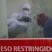 (200815) -- ATIZAPAN, 15 agosto, 2020 (Xinhua) -- Enrique (i-frente), de 55 años de edad, porta una mascarilla previo a ser dado de alta luego permanecer intubado por 45 días debido a la enfermedad causada por el nuevo coronavirus (COVID-19) en el Hospital General "Dr. Salvador González Herrejón", en Atizapán, México, el 15 de agosto de 2020. Ante el rápido avance de la COVID-19 en América Latina, países de la región se ven obligados a retroceder en sus planes de apertura en lo que llaman una "nueva normalidad" y decretan la extensión de cuarentenas y cierre de sus fronteras para contener el virus que ya deja una estela de enfermos y muertos. (Xinhua/Israel Rosas) (mm) (da) (dp)