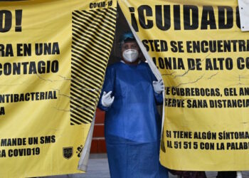 CIUDAD DE MÉXICO, 02MARZO2021.- La Secretaría de Salud federal anunció que se han detectado un total de 2,089,281 casos de Covid-19 desde que empezó la pandemia en marzo de 2020, hasta este lunes se reportaron 2343 nuevos contagios por este virus. En la Alcaldía Gustavo A. Madero, se continúan realizando pruebas rápidas de detección de coronavirus para poder atender a las personas a tiempo. FOTO: DANIEL AUGUSTO /CUARTOSCURO.COM