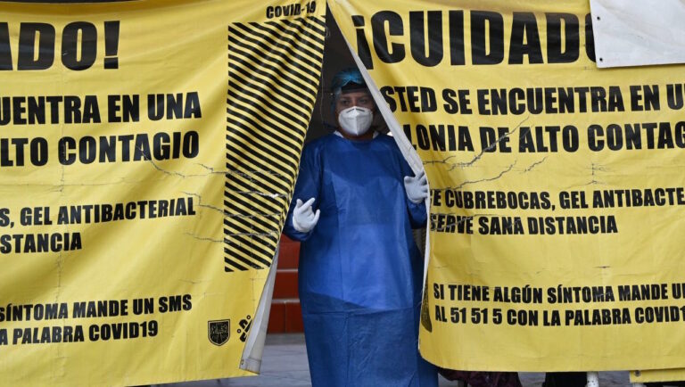 Una médica sale por un paciente para realizarle una prueba Covid-19