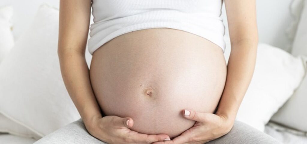 mujer-embarazada-sosteniendo-su-vientre-foto-freepik