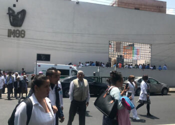 CIUDAD DE MÉXICO, 19SEPTIEMBRE2018.- En el marco del simulacro de sismo que se realizó en la capital decenas de inmuebles públicos y privados, fueron desalojadas, el ejercicio se realizó en punto de las 13:14 horas, justo el momento en que el sismo del llamado 19S azotó a la ciudad el año pasado, dejando varios cientos de personas muertas. En la imagen una clínica del IMSS es desalojada. 
FOTO: ESPECIAL SANDRA VALTIERRA /CUARTOSCURO.COM