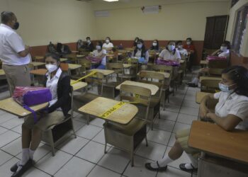 (210406) -- SAN SALVADOR, 6 abril, 2021 (Xinhua) -- Estudiantes asisten a una clase mientras mantienen el distanciamiento social en el Instituto Nacional "General Manuel José Arce", durante el regreso a clases de forma opcional, semi presencial y gradual luego de casi un año de cierre de escuelas y con protocolos sanitarios para prevenir la propagación de la enfermedad del nuevo coronavirus (COVID-19), en el Departamento de San Salvador, El Salvador, el 6 de abril de 2021. (Xinhua/Alexander Peña) (ap) (ah) (ra) (vf)