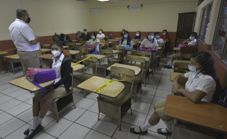 EL SALVADOR-SAN SALVADOR-COVID-19-CLASES