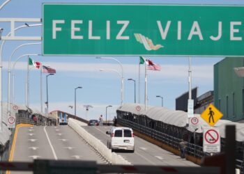 CIUDAD JUÁREZ, CHIHUAHUA, 23MARZO2020.- Los cruces fronterizos de mercancías y las que se realice cuestiones de salud o trabajo seguirán sin afectación alguna, solamente habrá restricciones a partir de este sábado 21 de marzo para las personas que van al vecino país por asuntos turísticos y recreativos, los cuales  se consideran no esenciales, dijo el Director General del Fideicomiso de Puentes Fronterizos, Sergio Madero Villanueva. El funcionario dijo en conferencia de prensa que lo anterior es de acuerdo a las declaraciones emitidas este viernes por parte del canciller mexicano Marcelo Ebrad y el Presidente de Estados Unidos, Donald Trump, al anunciar las medidas sobre cruces fronterizos a partir de mañana a efecto de contener la propagación de la pandemia del coronavirus (Covid-19). Expuso que las expresiones difundidas por el canciller mexicano y el Presidente Trump, se enfocan a que se continúa permitiendo el cruce de mercancías con la función de comercializar en la frontera sin afectaciones a ninguna de las plantas maquiladoras. De acuerdo con lo que se cuenta de información, precisó, resulta que el 99 por ciento de los cruces de carga, tiene que ver con material que se utiliza para ser procesado en las maquiladoras de esta ciudad, y después ser devueltas como producto final hacia EUA. Esto viene a ser una buena noticia, puesto que no se interrumpirá esa mecánica.
FOTO: NACHO RUIZ/CUARTOSCURO.COM