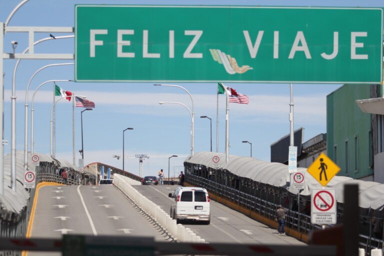 Los cruces fronterizos de mercancías y las que se realice cuestiones de salud o trabajo seguirán sin afectación alguna, solamente habrá restricciones a partir de este sábado 21 de marzo para las personas que van al vecino país por asuntos turístico