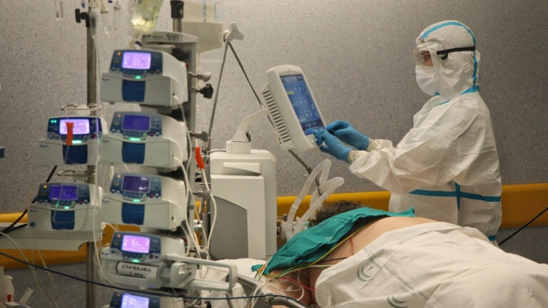 un-paciente-con-covid-en-la-uci-del-hospital-reina-sofia-variante-delta-e1624035873154