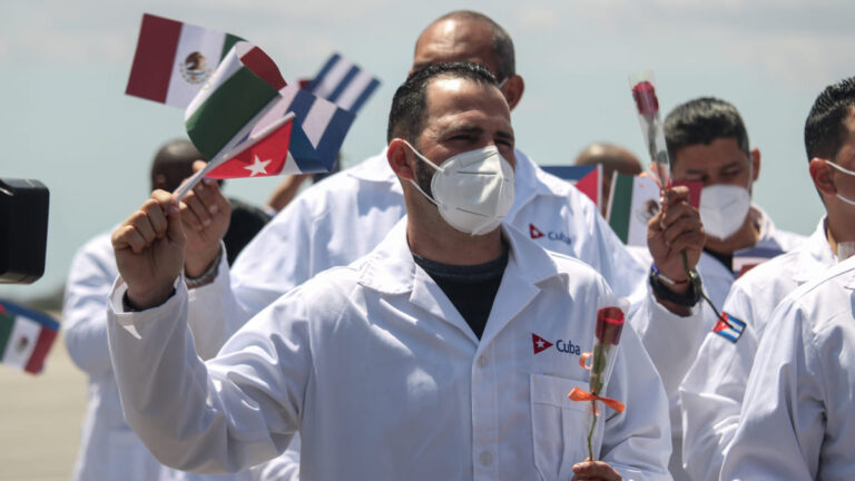 Por-deficit-de-especialistas-Mexico-contratara-500-medicos-cubanos