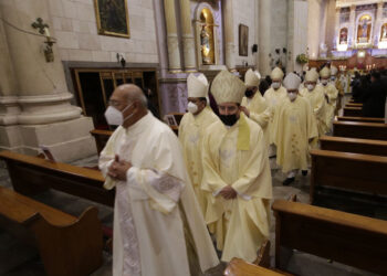 SALTILLO, COAHUILA, 29ENERO2021.- Llega a saltillo, mon señor Hilario Gonzales, nuevo obispo de la ciudad, fue recibido por el obispo emérito Raúl Vera lopez, en la iglesia de San Isidoro labrador,del municipio de Arteaga coahuila, para posterior mente iniciar su traslado en caravana a la catedral en donde ofició una misa. 
FOTO: ESPECIAL/CUARTOSCURO.COM