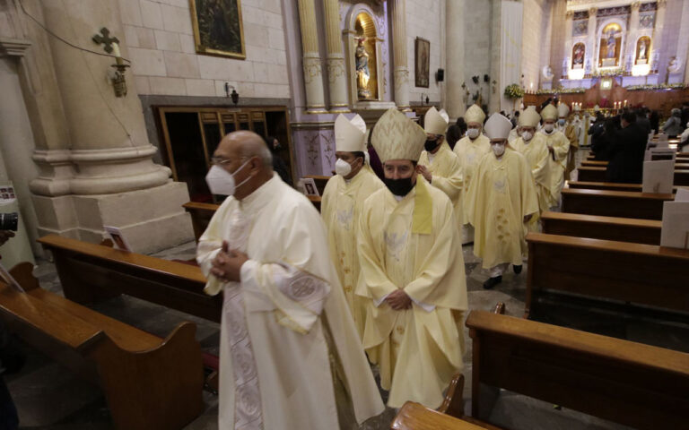 Llega a Saltillo, mon señor Hilario Gonzales, nuevo obispo de la ciudad, fue recibido por el obispo emérito Raúl Vera lopez, en la iglesia de San Isidoro labrador,del municipio de Arteaga coahuila, para posterior mente iniciar su traslado en caravana a