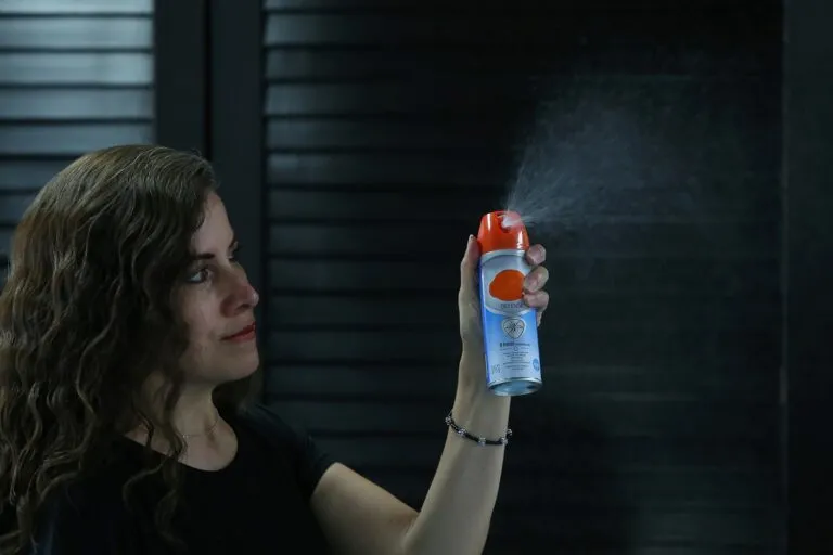 El primero consiste en los signos antes mencionados acompañados de náusea y vómito; el segundo se caracteriza por sangrado en nariz y encías, conocido como gingivorragia, así como dolor abdominal; en el tercero suele presentarse choque hipobulémico debido a sangrados graves y se ven afectados órganos como el hígado y los riñones, aunque en muy pocos casos puede llegar a comprometer la vida.