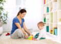 22/06/2017 Aprende a estimular a tu bebé en tu propia casa.

primera idea que debemos tener como padres es que los niños en la etapa de 0 a 2 años tienen una predisposición muy positiva hacia el aprendizaje, puesto que la base con la que cuentan es prácticamente nula. Todo lo que les proporcionemos les va a aportar un desarrollo y una estimulación positiva. Se confirma con esto, una vez más, que son como esponjas, cuentan con una plasticidad cerebral tan grande que hace que sean capaces de aprender a ritmos que incluso a los adultos en ocasiones nos sorprenden.

SOCIEDAD
ISTOCK