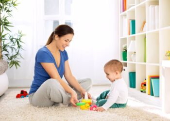 22/06/2017 Aprende a estimular a tu bebé en tu propia casa.

primera idea que debemos tener como padres es que los niños en la etapa de 0 a 2 años tienen una predisposición muy positiva hacia el aprendizaje, puesto que la base con la que cuentan es prácticamente nula. Todo lo que les proporcionemos les va a aportar un desarrollo y una estimulación positiva. Se confirma con esto, una vez más, que son como esponjas, cuentan con una plasticidad cerebral tan grande que hace que sean capaces de aprender a ritmos que incluso a los adultos en ocasiones nos sorprenden.

SOCIEDAD
ISTOCK
