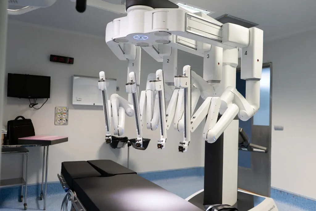 INER realizar procedimientos de alta precisión con robot Da Vinci