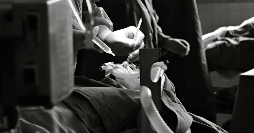 DIMAQ ofrece herramientas mínimamente invasivas para alcanzar para áreas como la artroscopía, ortopedia, traumatología y cirugía articular.