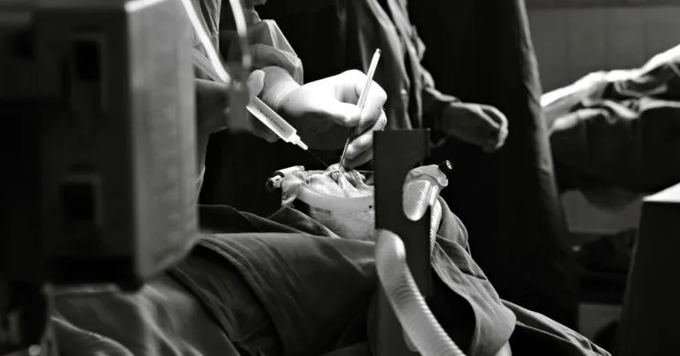 DIMAQ ofrece herramientas mínimamente invasivas para alcanzar para áreas como la artroscopía, ortopedia, traumatología y cirugía articular.