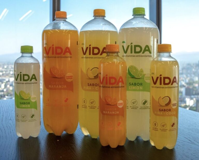 Botellas de Agua VIDA, entre ellas la del sabor piña-coco con vitaminas antioxidantes, bebida funcional de AJEMEX.