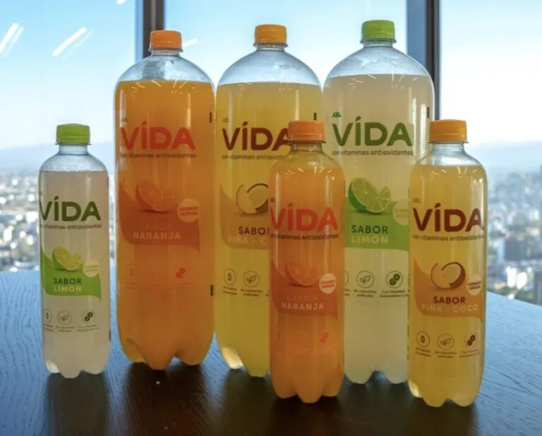 Botellas de Agua VIDA, entre ellas la del sabor piña-coco con vitaminas antioxidantes, bebida funcional de AJEMEX.