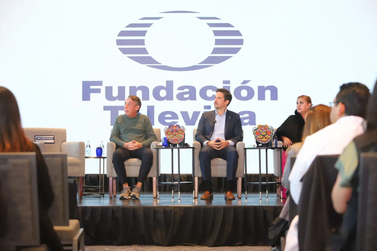 Víctor González Herrera, CEO de Farmacias Similares, firmó un convenio con Fundación Televisa para fortalecer el desarrollo de niños y niñas.