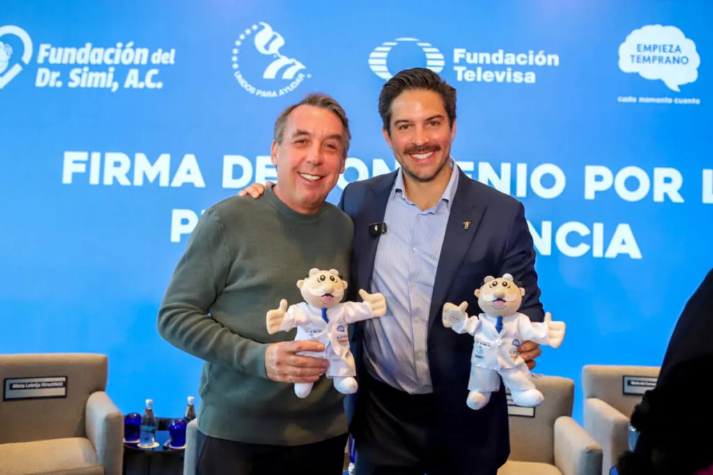 Víctor González Herrera, CEO de Farmacias Similares, firmó un convenio con Fundación Televisa para fortalecer el desarrollo de niños y niñas.