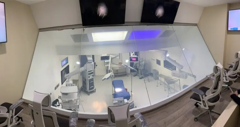 Con el respaldo de Grupo Vazol, a cargo de Olegario Vázquez Aldir, la cadena de Hospitales Angeles Health System sigue en expansión por el territorio mexicano.