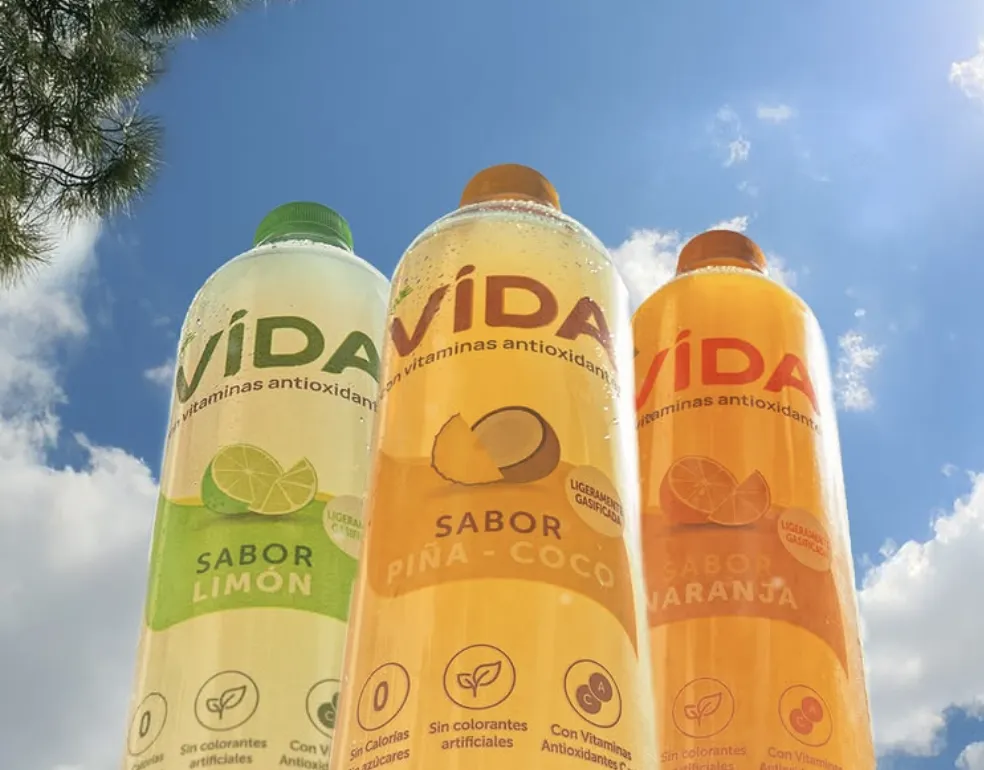 Botellas de Agua VIDA con Vitaminas Antioxidantes sobre fondo natural y fresco.