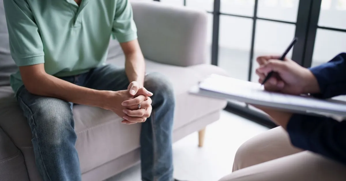 El CEO de Farmacias Similares y presidente del Grupo Por Un País Mejor, Víctor González Herrera, ofrece atención psicológica y emocional.