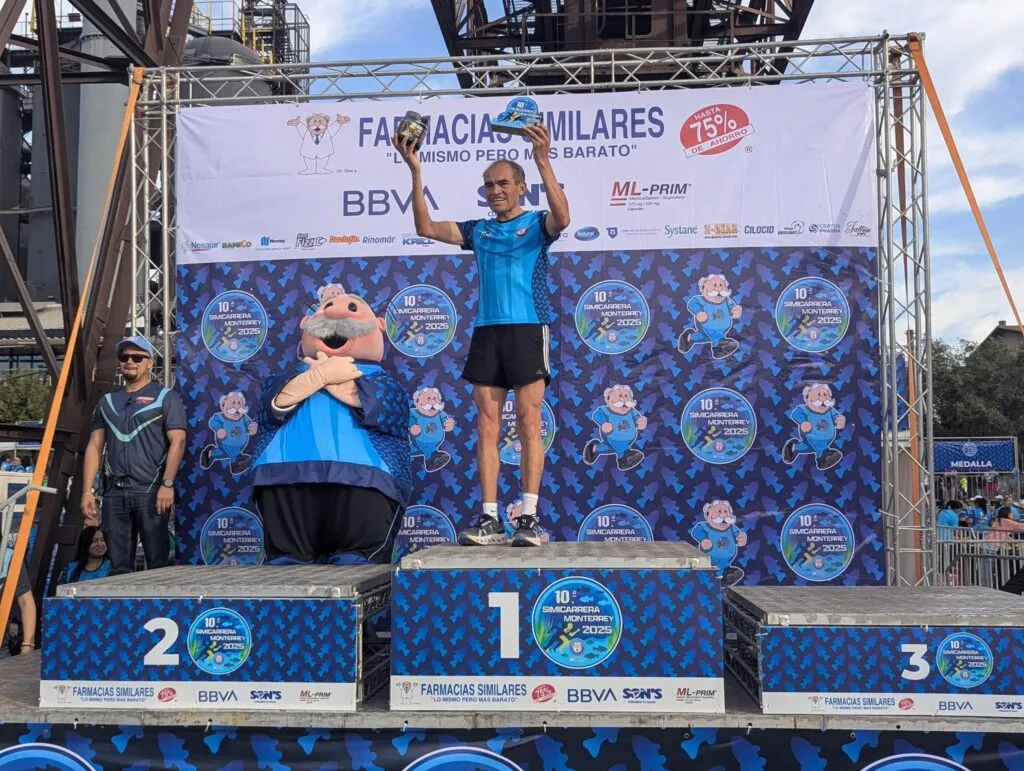 El presidente ejecutivo del Grupo Por Un País Mejor y CEO de Farmacias Similares, Víctor González Herrera, anunció la primera Simicarrera del año.