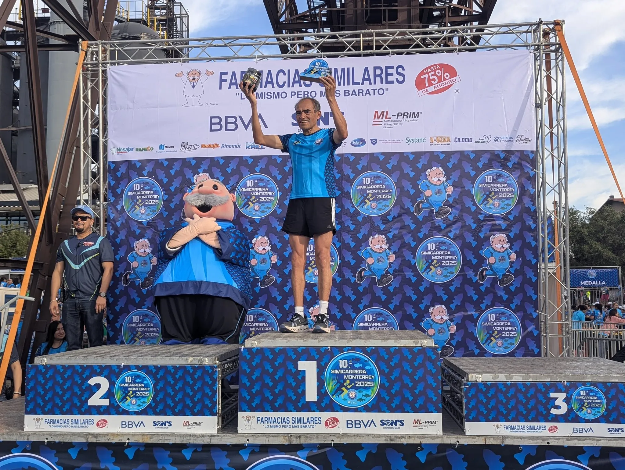 El presidente ejecutivo del Grupo Por Un País Mejor y CEO de Farmacias Similares, Víctor González Herrera, anunció la primera Simicarrera del año.