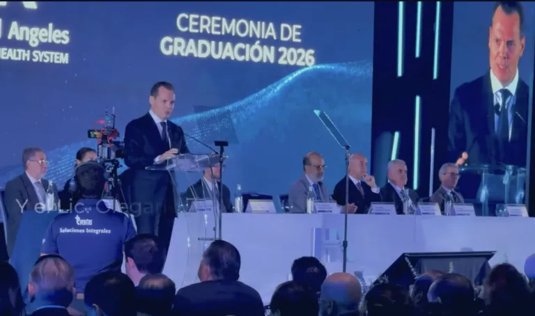 Olegario Vázquez Aldir apoya con becas a estudiantes de medicina.