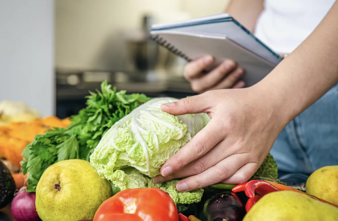 Procesos científicos de higiene y control sanitario en preparación de alimentos, tal como los que implementa Grupo Kosmos.