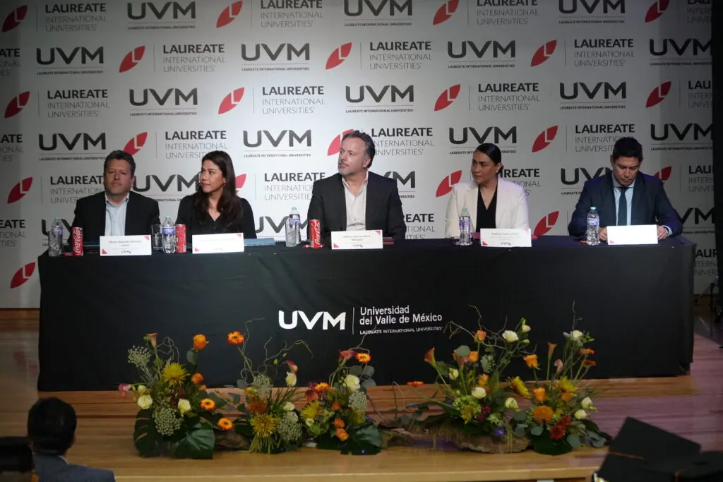 Alianza entre Elektra y UVM fortalece el liderazgo en sucursales